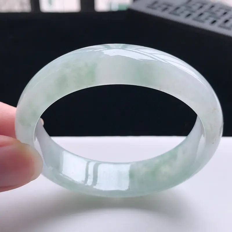 【自然光拍摄 圈口53mm 飘花贵妃手镯C144玉质细腻水润,条形大方,高贵优雅,端庄大气
适合正圈51圈口可戴
温馨提示:避免手镯圈口佩戴不合适,可以先咨询客服,询问测量圈口方法】图7