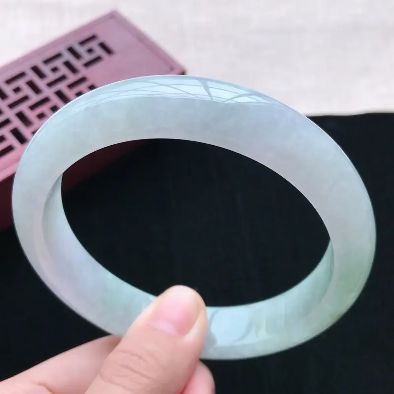 【正圈:64.5。天然翡翠A货。老坑糯化种飘绿手镯。玉质细腻,佩戴清秀优雅。尺寸:64.5*14*8.6mm】图1