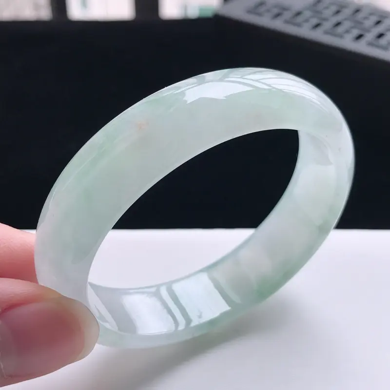 【自然光拍摄 圈口53mm 飘花贵妃手镯C144玉质细腻水润,条形大方,高贵优雅,端庄大气
适合正圈51圈口可戴
温馨提示:避免手镯圈口佩戴不合适,可以先咨询客服,询问测量圈口方法】图4