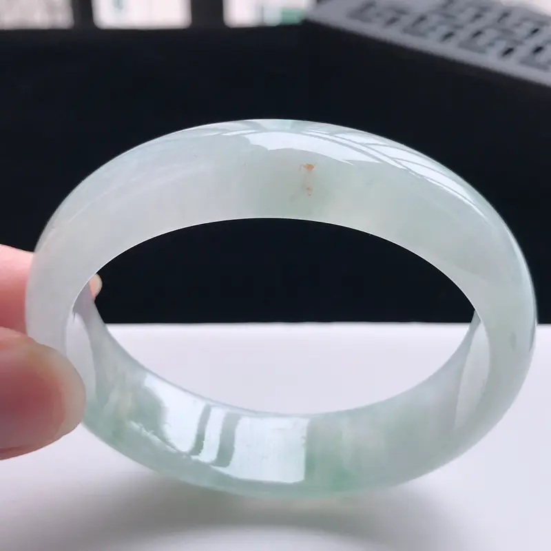 【自然光拍摄 圈口53mm 飘花贵妃手镯C144玉质细腻水润,条形大方,高贵优雅,端庄大气
适合正圈51圈口可戴
温馨提示:避免手镯圈口佩戴不合适,可以先咨询客服,询问测量圈口方法】图3