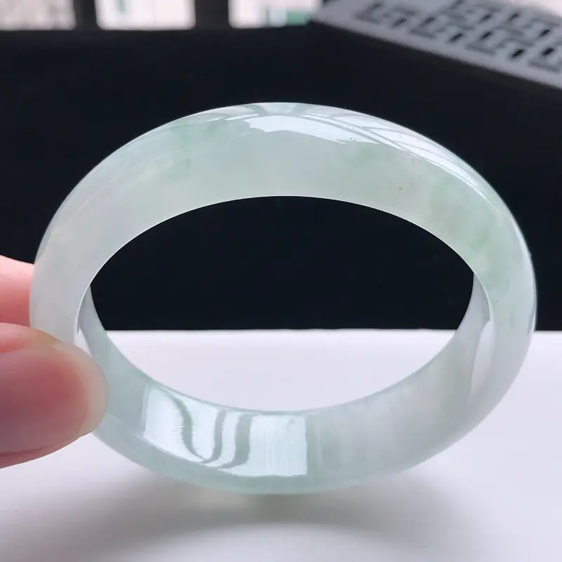 【自然光拍摄 圈口53mm 飘花贵妃手镯C144玉质细腻水润,条形大方,高贵优雅,端庄大气
适合正圈51圈口可戴
温馨提示:避免手镯圈口佩戴不合适,可以先咨询客服,询问测量圈口方法】图1