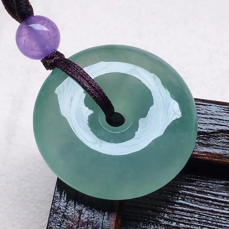 缅甸翡翠带绿平安扣吊坠(顶珠为装饰珠),自然光实拍,颜色漂亮,玉质