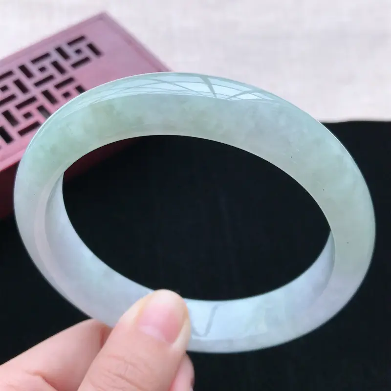 【正圈:64.5。天然翡翠A货。老坑糯化种飘绿手镯。玉质细腻,佩戴清秀优雅。尺寸:64.5*14*8.6mm】图7