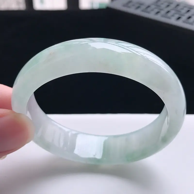 【自然光拍摄 圈口53mm 飘花贵妃手镯C144玉质细腻水润,条形大方,高贵优雅,端庄大气
适合正圈51圈口可戴
温馨提示:避免手镯圈口佩戴不合适,可以先咨询客服,询问测量圈口方法】图5