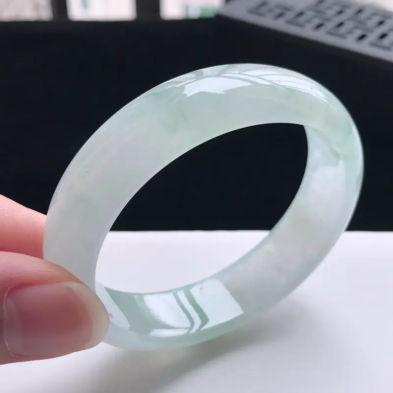 【自然光拍摄 圈口53mm 飘花贵妃手镯C144玉质细腻水润,条形大方,高贵优雅,端庄大气
适合正圈51圈口可戴
温馨提示:避免手镯圈口佩戴不合适,可以先咨询客服,询问测量圈口方法】图2