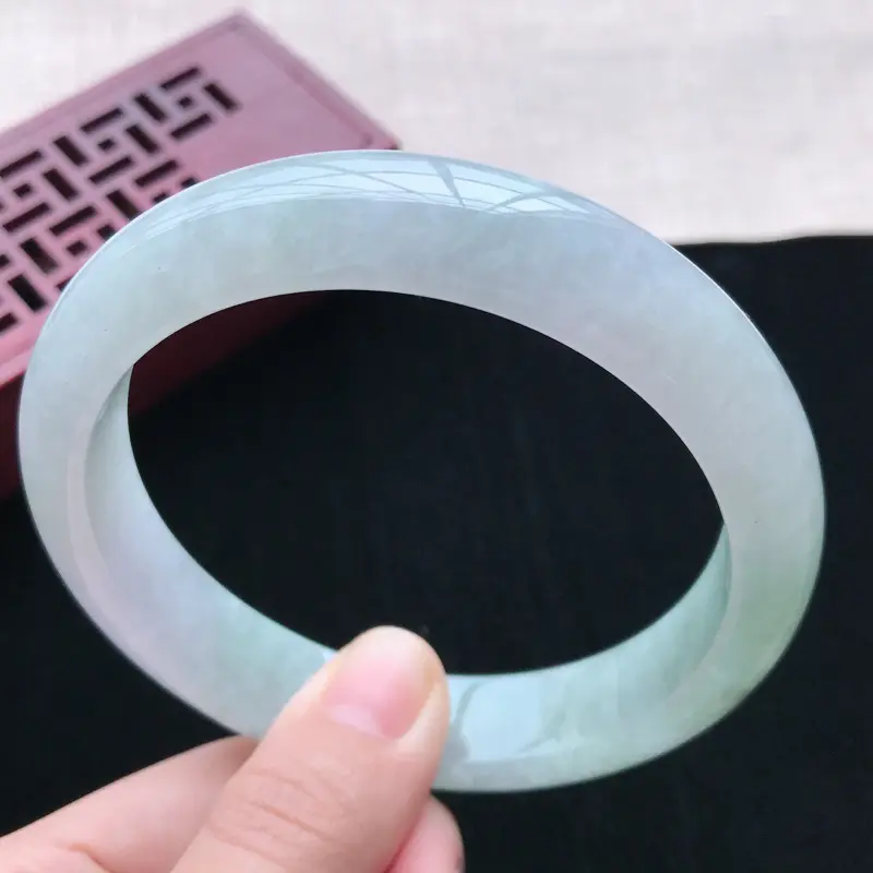 【正圈:64.5。天然翡翠A货。老坑糯化种飘绿手镯。玉质细腻,佩戴清秀优雅。尺寸:64.5*14*8.6mm】图2