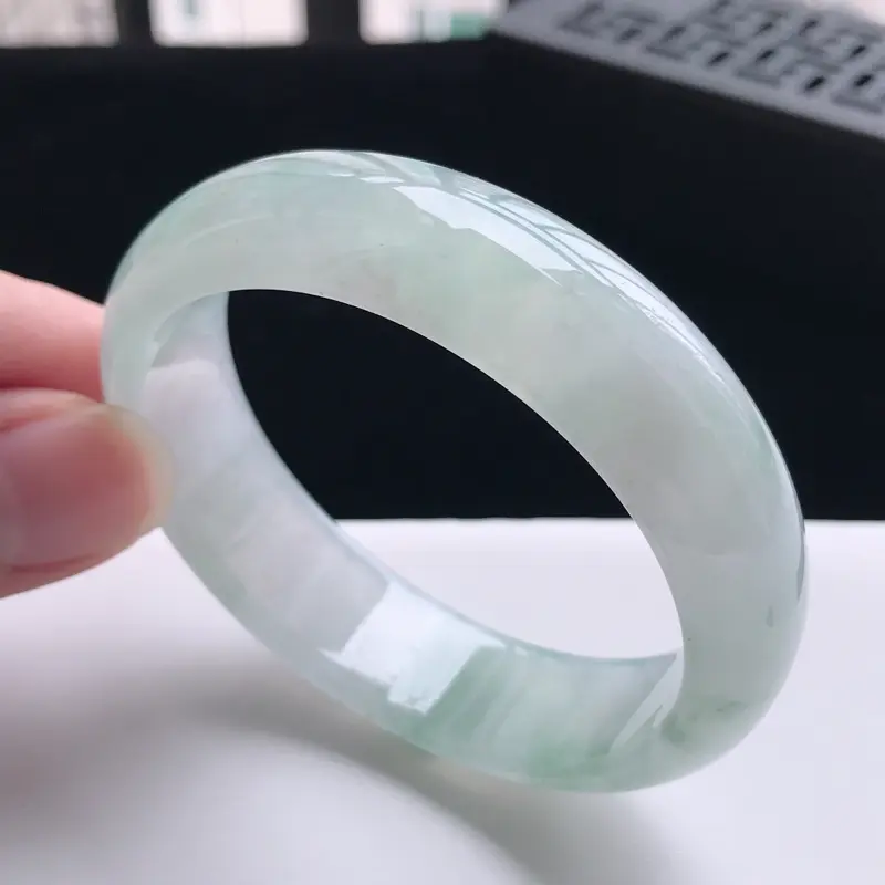 【自然光拍摄 圈口53mm 飘花贵妃手镯C144玉质细腻水润,条形大方,高贵优雅,端庄大气
适合正圈51圈口可戴
温馨提示:避免手镯圈口佩戴不合适,可以先咨询客服,询问测量圈口方法】图6