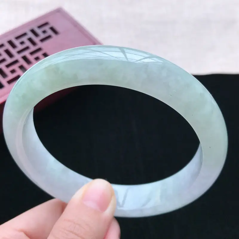 【正圈:64.5。天然翡翠A货。老坑糯化种飘绿手镯。玉质细腻,佩戴清秀优雅。尺寸:64.5*14*8.6mm】图6