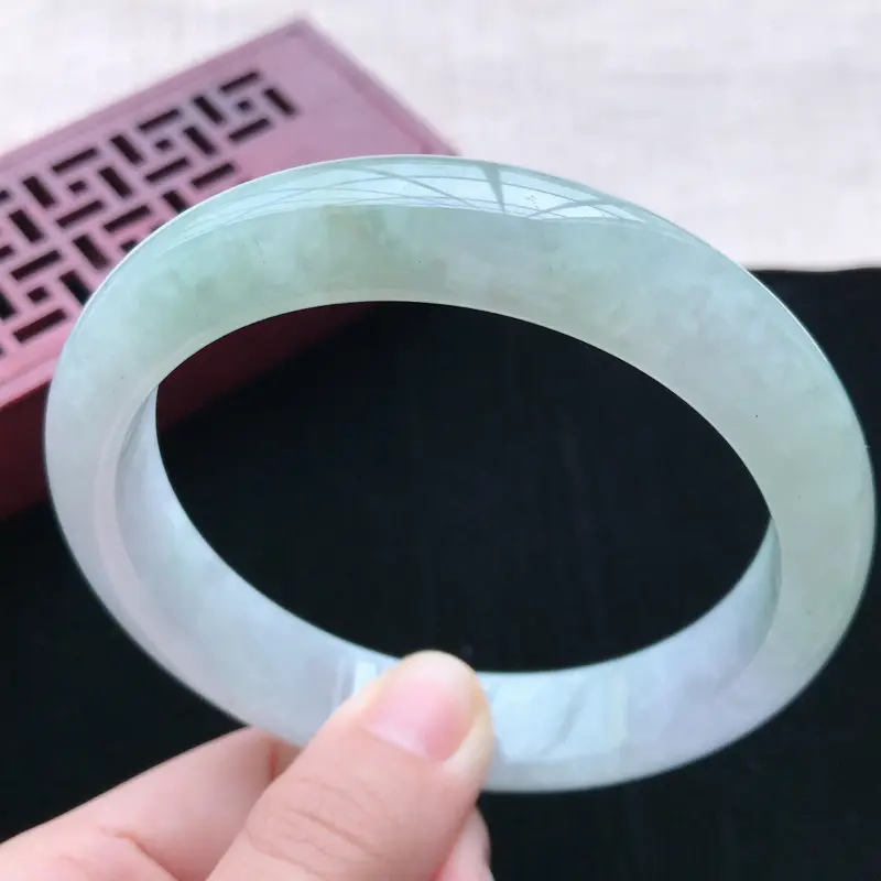 【正圈:64.5。天然翡翠A货。老坑糯化种飘绿手镯。玉质细腻,佩戴清秀优雅。尺寸:64.5*14*8.6mm】图3