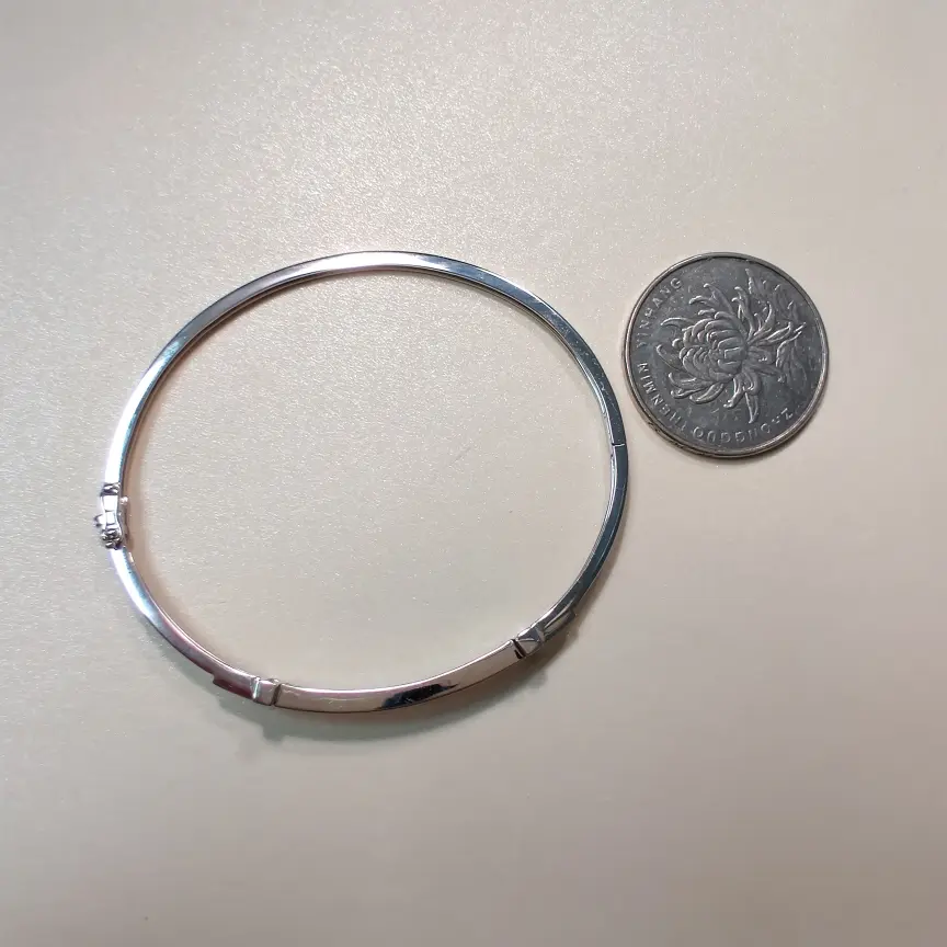 【【手镯】18k金+蓝宝石+钻石 宝石颜色纯正
货重:8.29g 主石:1.15ct/12p】图8