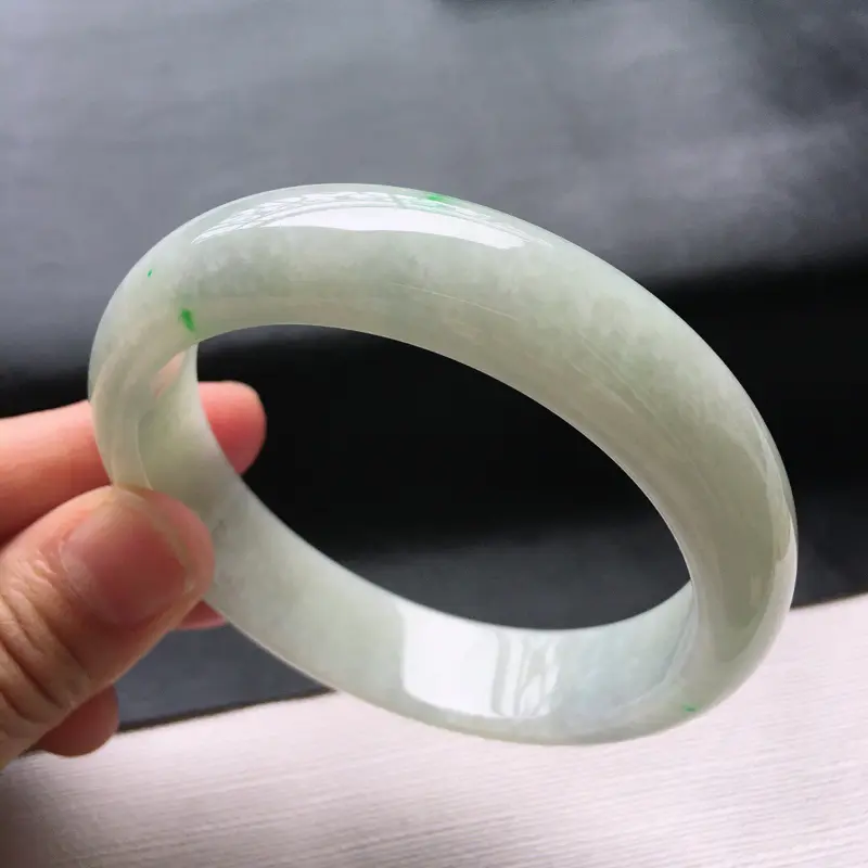 2mm 尺寸:13.7*7.5mm,天然缅甸翡翠a货.玉质细腻. 品相好. 颜色好.