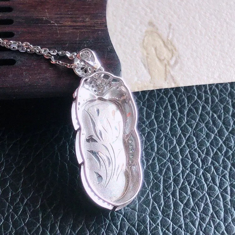 18k金伴钻镶嵌天然缅甸翡翠a货绿色金枝玉叶吊坠,料子细腻柔洁, 尺寸