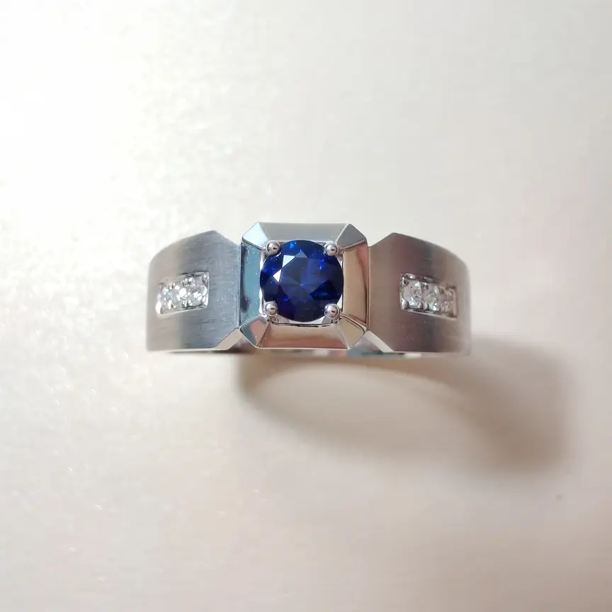 【【戒指】18k金+蓝宝石+钻石 宝石颜色纯正
货重:6.78g 主石:0.35ct 手寸:21】图1