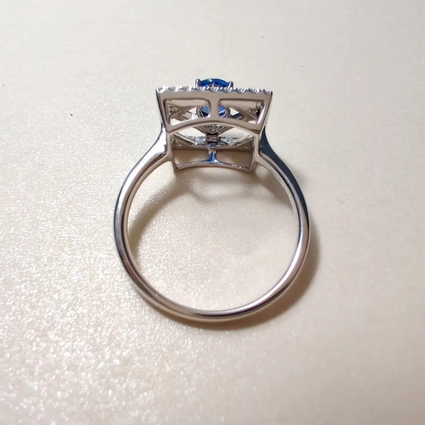 【【戒指】18k金+蓝宝石+钻石 宝石颜色纯正
货重:3.48g 主石:0.59ct 手寸:13】图3