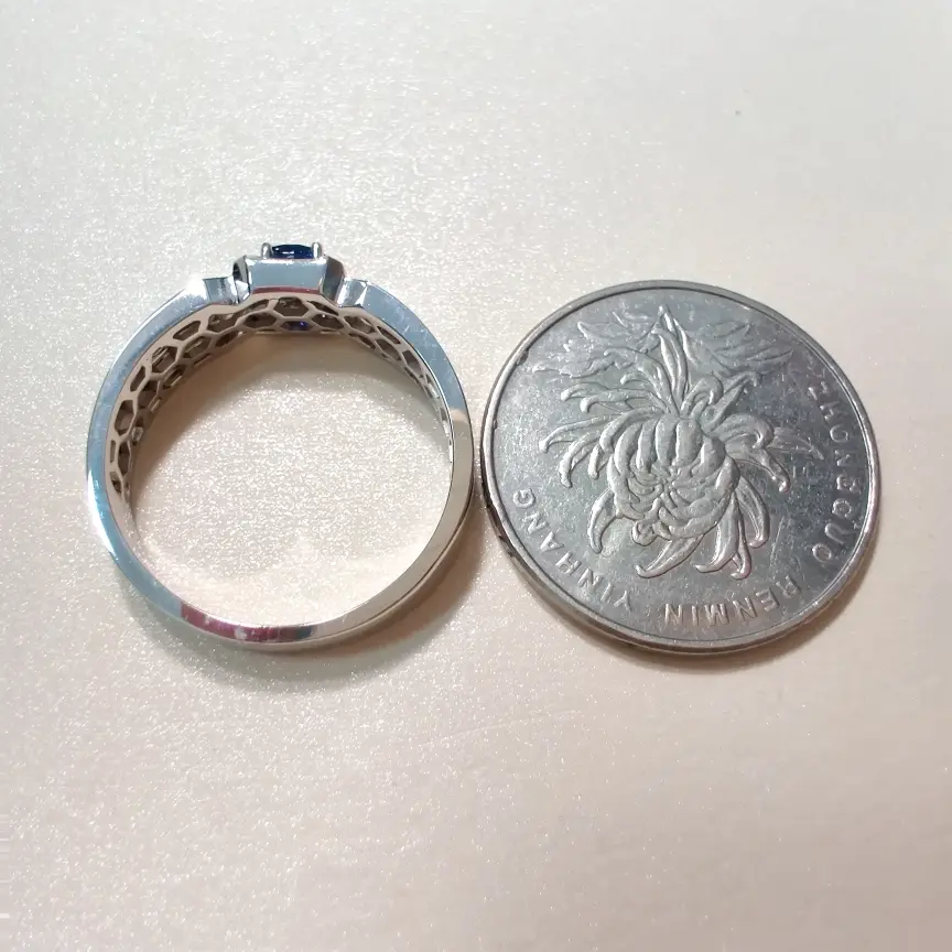 【【戒指】18k金+蓝宝石+钻石 宝石颜色纯正
货重:6.78g 主石:0.35ct 手寸:21】图4