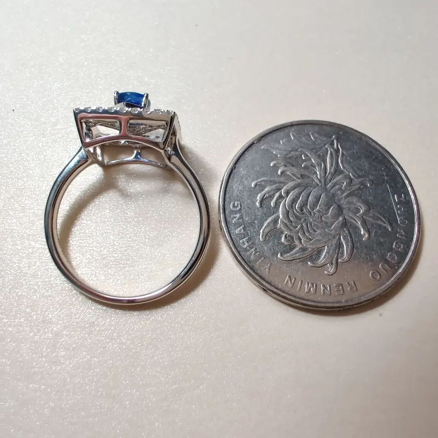 【【戒指】18k金+蓝宝石+钻石 宝石颜色纯正
货重:3.48g 主石:0.59ct 手寸:13】图4