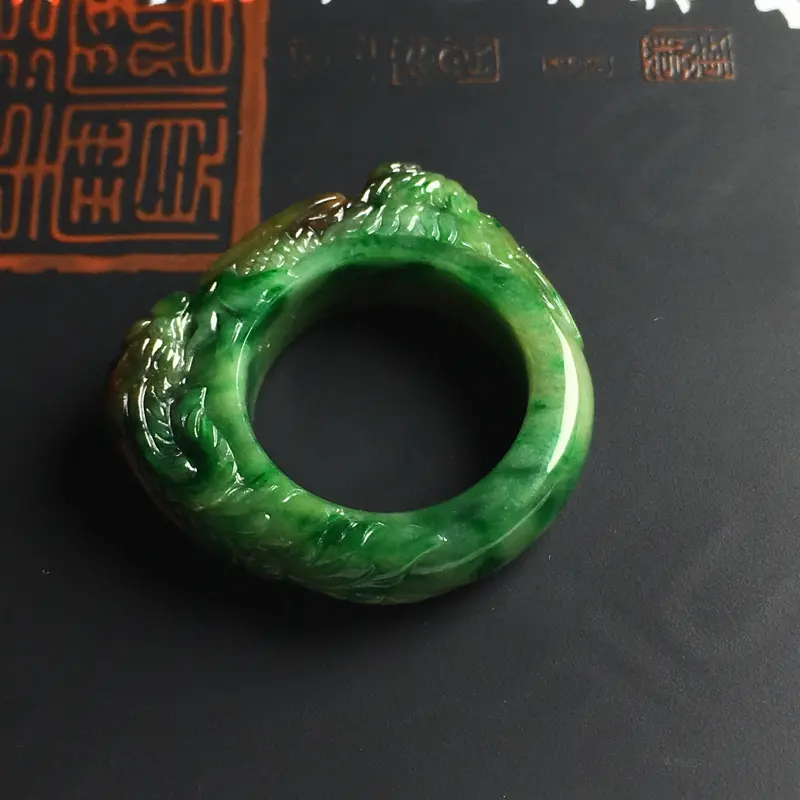 细糯种黄加绿凤凰指环 内径17 宽6.5 厚4毫米 水润细腻 色彩艳丽 雕工精致