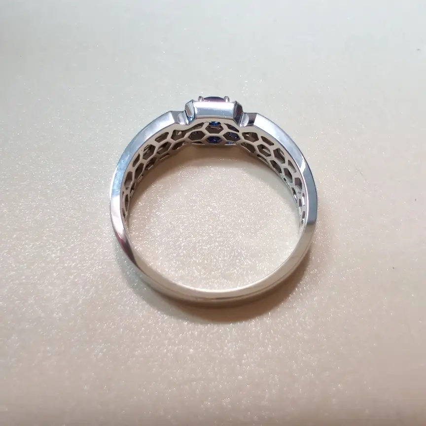 【【戒指】18k金+蓝宝石+钻石 宝石颜色纯正
货重:6.78g 主石:0.35ct 手寸:21】图3