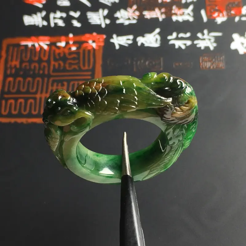 细糯种黄加绿凤凰指环 内径17 宽6.5 厚4毫米 水润细腻 色彩艳丽 雕工精致