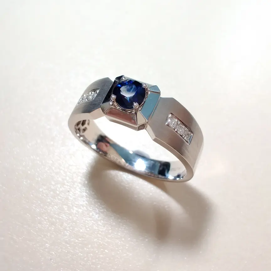 【【戒指】18k金+蓝宝石+钻石 宝石颜色纯正
货重:6.78g 主石:0.35ct 手寸:21】图2
