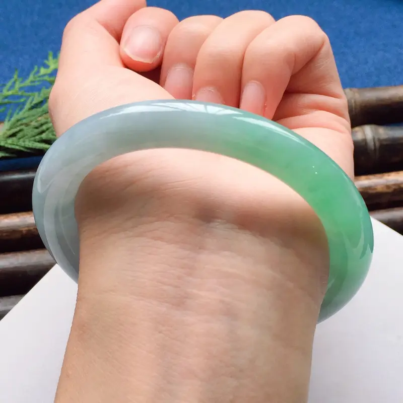 圆条59mm,糯化种翠色手镯,底子细润,半圈绿色鲜艳清甜