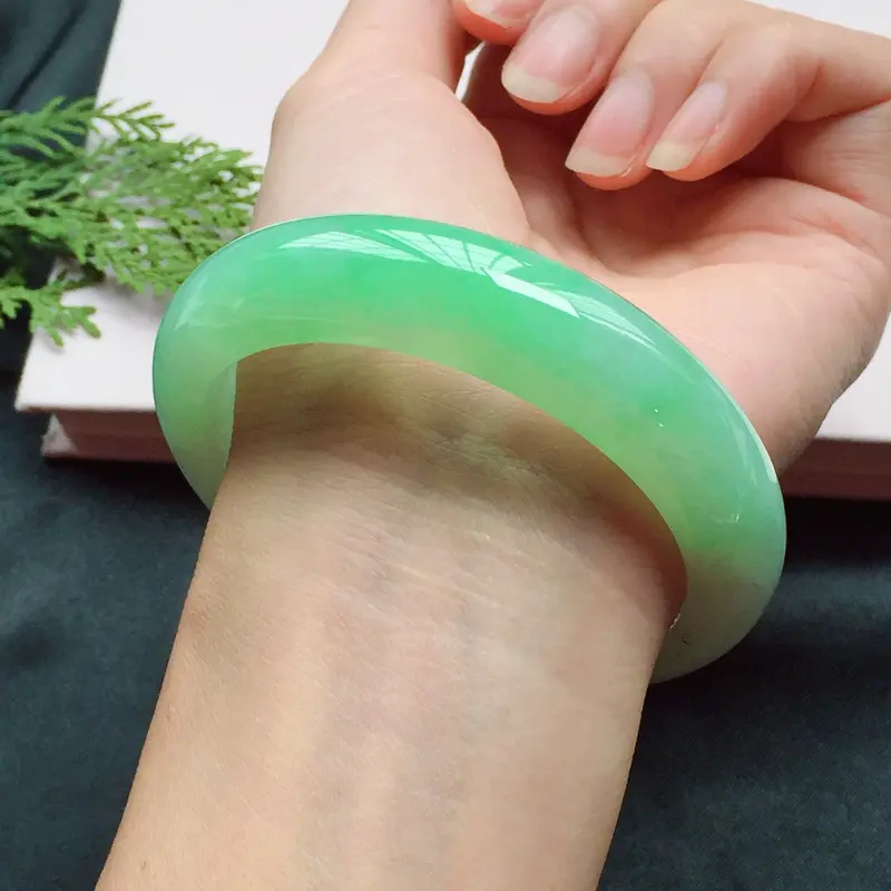 6mm,细糯果阳绿手镯,水润质地,生机蓬勃-对庄翡翠网