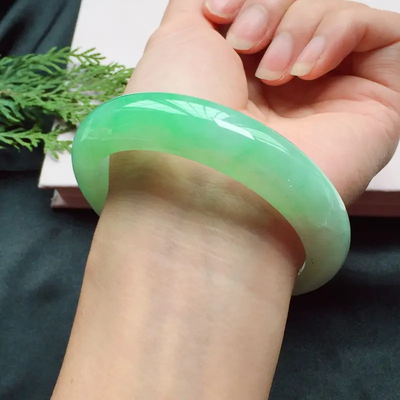 6mm,细糯果阳绿手镯,水润质地,生机蓬勃-对庄翡翠网