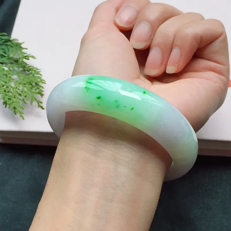 2mm,细糯果阳绿手镯,底子细腻,鲜艳清甜-对庄翡翠网