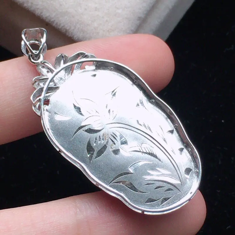 缅甸翡翠18k金伴钻镶嵌飘花叶子吊坠,自然光实拍,颜色漂亮,玉质莹润