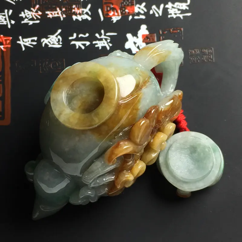 糯种双彩精美茶壶摆件 尺寸60-30-30毫米 色彩鲜明 雕工精湛