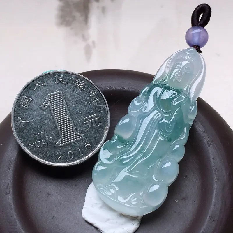 缅甸翡翠飘花观音吊坠(顶珠为装饰珠),自然光实拍,颜色漂亮,玉质莹润