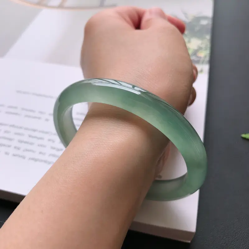 0407老坑冰种起荧光 天然a货翡翠满绿贵妃镯 小冰条