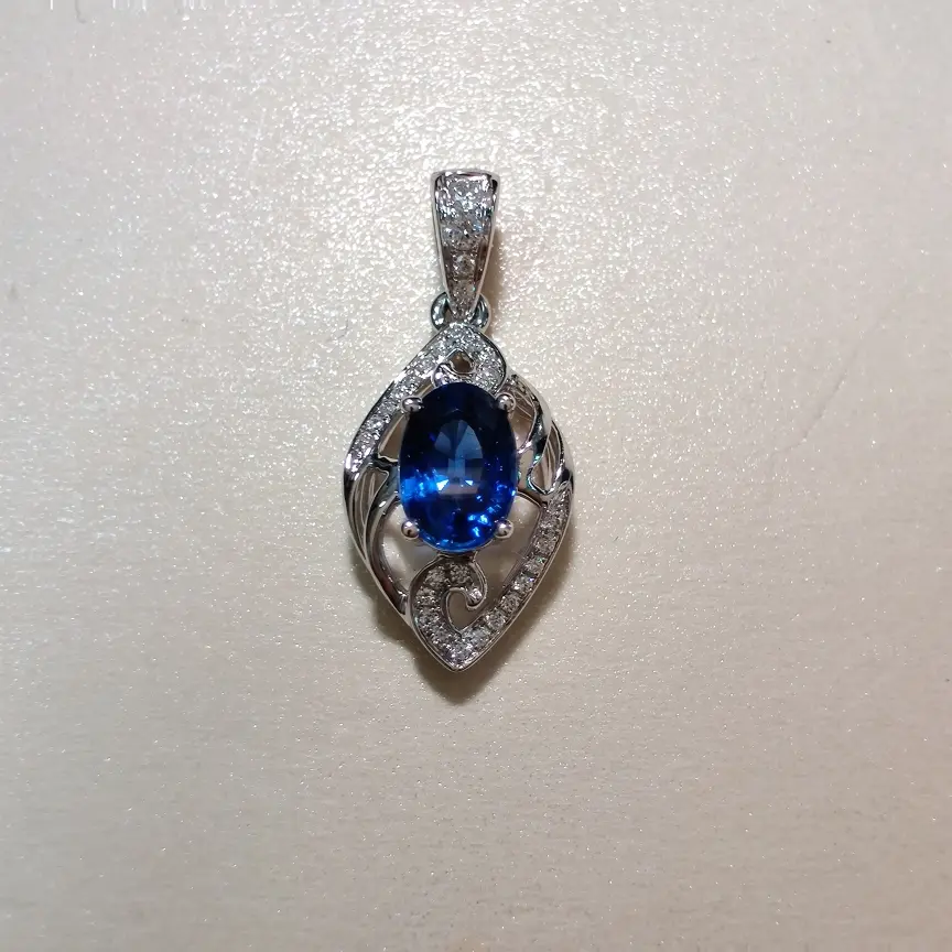 【【吊坠】18k金+蓝宝石+钻石 宝石颜色纯正(不含链子)
货重:1.39g 主石:0.64ct】图1