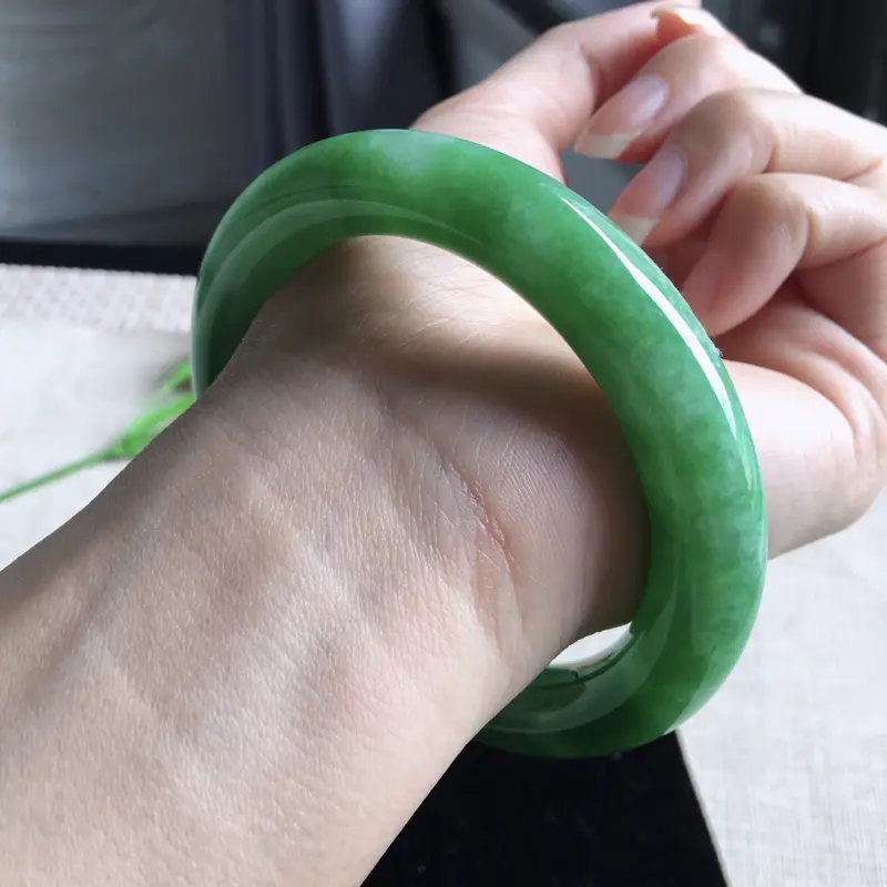 天然a货翡翠 满色豆绿圆条手镯,玉质细腻,颜色翠绿,条形圆润,佩戴效果