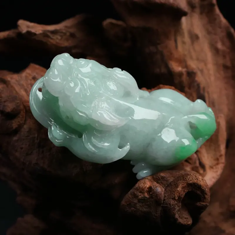 糯种招财貔貅翡翠吊坠,线条流畅优美,雕工精湛,寓意好,佩戴上身效果更