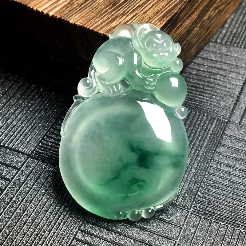 好品质,所见即所得!冰种灵猴献瑞吊坠.尺寸:长45.6mm 宽29.5mm 厚7.