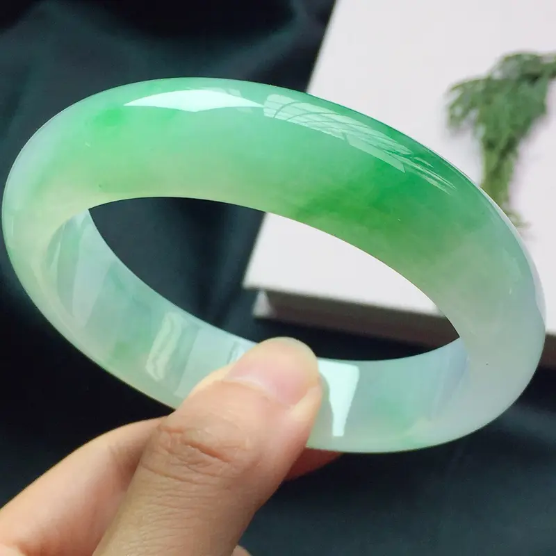 正圈59mm,冰糯种果阳绿手镯,冰润质地,高贵大方-对庄翡翠网