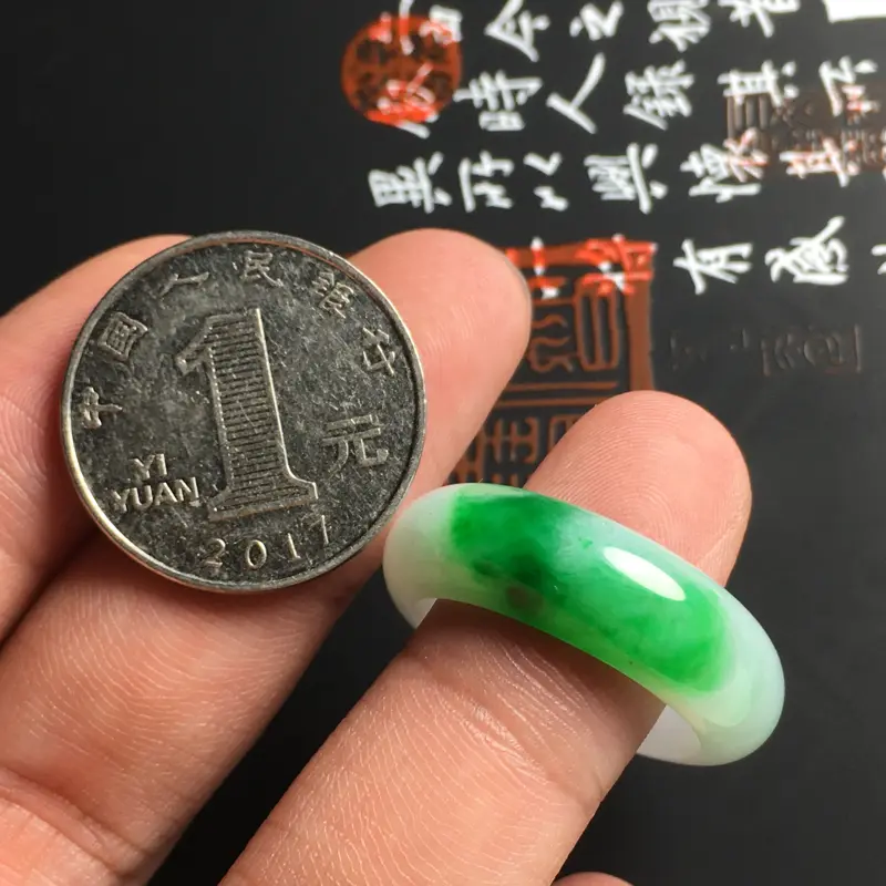 细糯种飘绿指环 内径18.5毫米 宽8.5 厚4.2毫米 色泽艳丽 玉质水润 佩戴精美