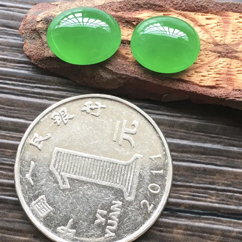 【自然光实拍,缅甸a货翡翠,冰润阳绿蛋面一对,
种好,饱满,水润通透,玉质细腻,颜色艳丽,精品质量,需镶嵌,效果倍增。
尺寸:11.7-9.8-5.1mm 11-9.3-5.3mm】图6