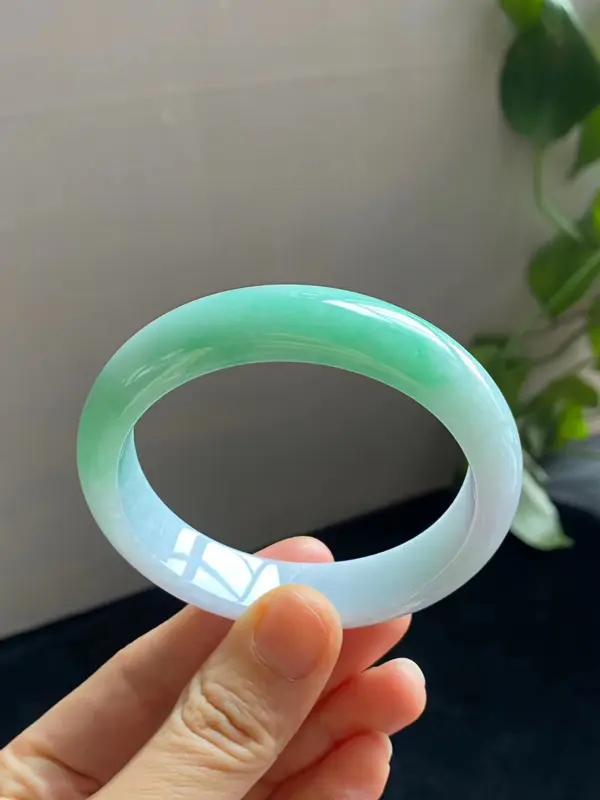 天然翡翠飘绿贵妃手镯,颜