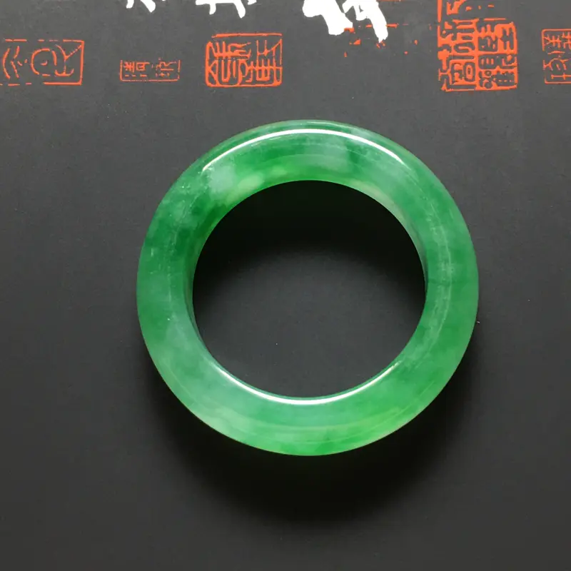 冰糯种阳绿指环 外径25.5宽6厚3.5毫米 内直径18毫米 水润冰透 翠色阳绿