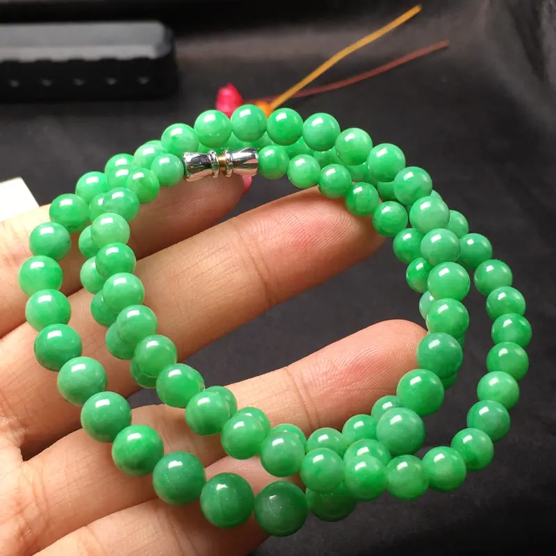 豆绿珠链，底庄细腻，个别有纹可忽略，性价比高，推荐，尺寸6mm，重量36.06g