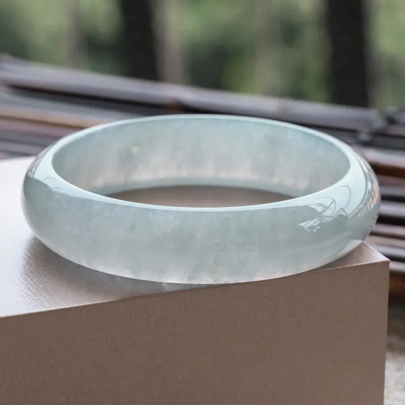 (大圈口)糯化种翡翠手镯,圆润厚实,靓丽秀气,上手佩戴效果大方优雅,有