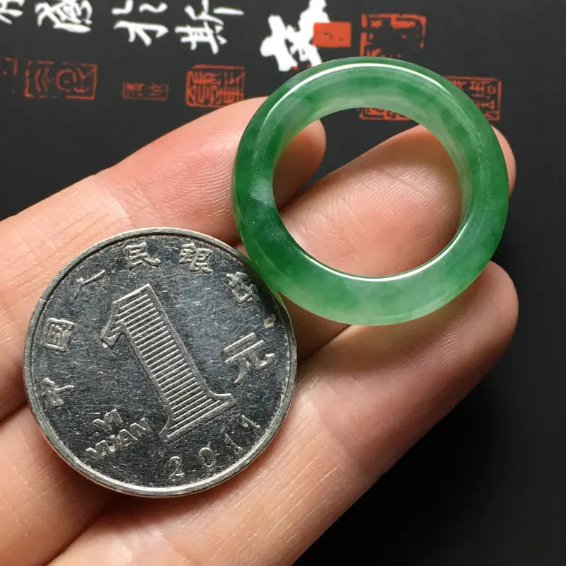 冰糯种阳绿指环 外径25.5宽6厚3.5毫米 内直径18毫米 水润冰透 翠色阳绿