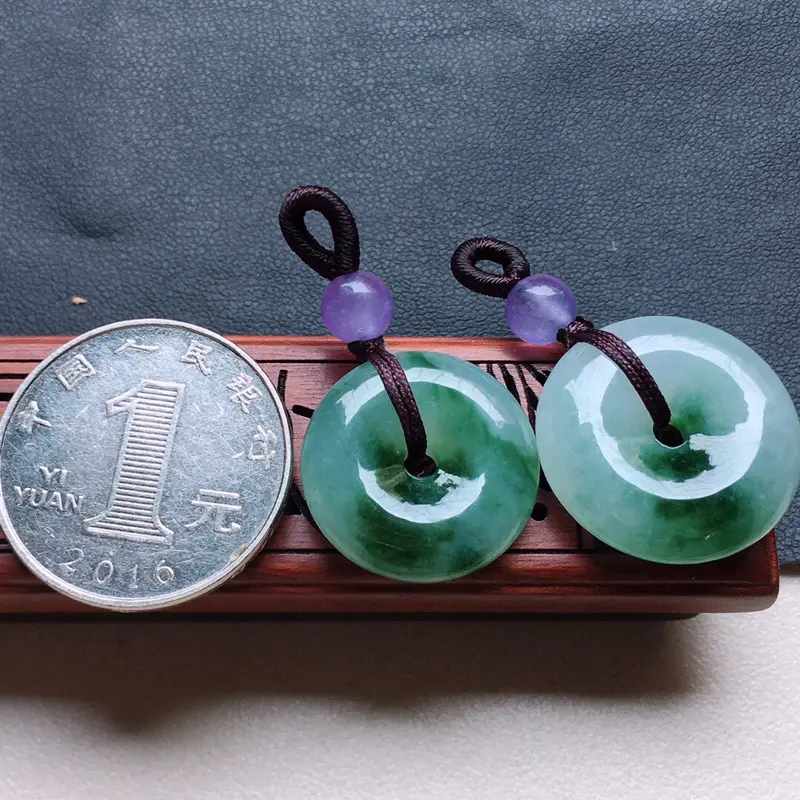 缅甸翡翠带绿平安扣吊坠一对(顶珠为装饰珠),自然光实拍,玉质莹润