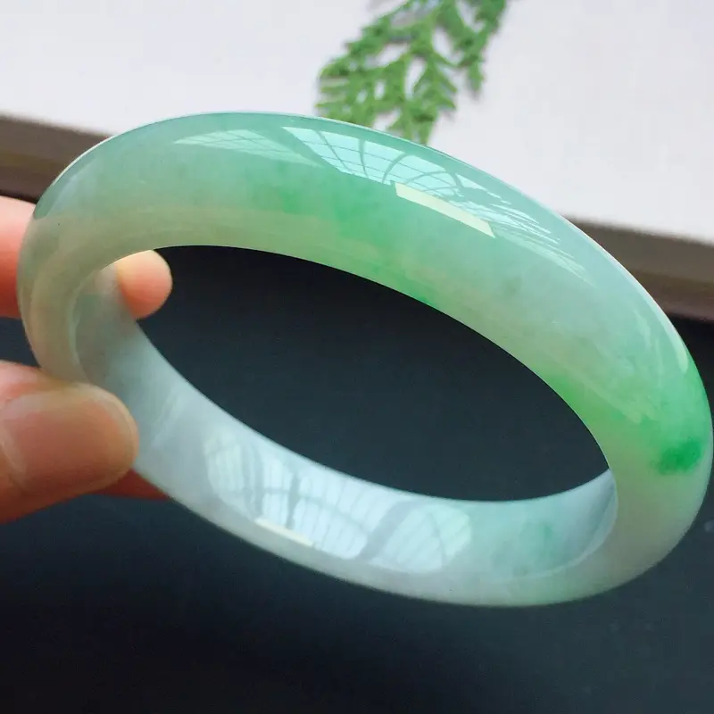 正圈58mm,细糯果阳绿手镯,底子细润,生机盎然-对庄翡翠网