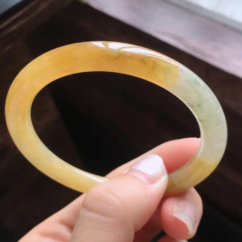 天然翡翠飘黄翡圆条手镯,颜色鲜艳玉质细腻上手高贵典雅气质大方规格