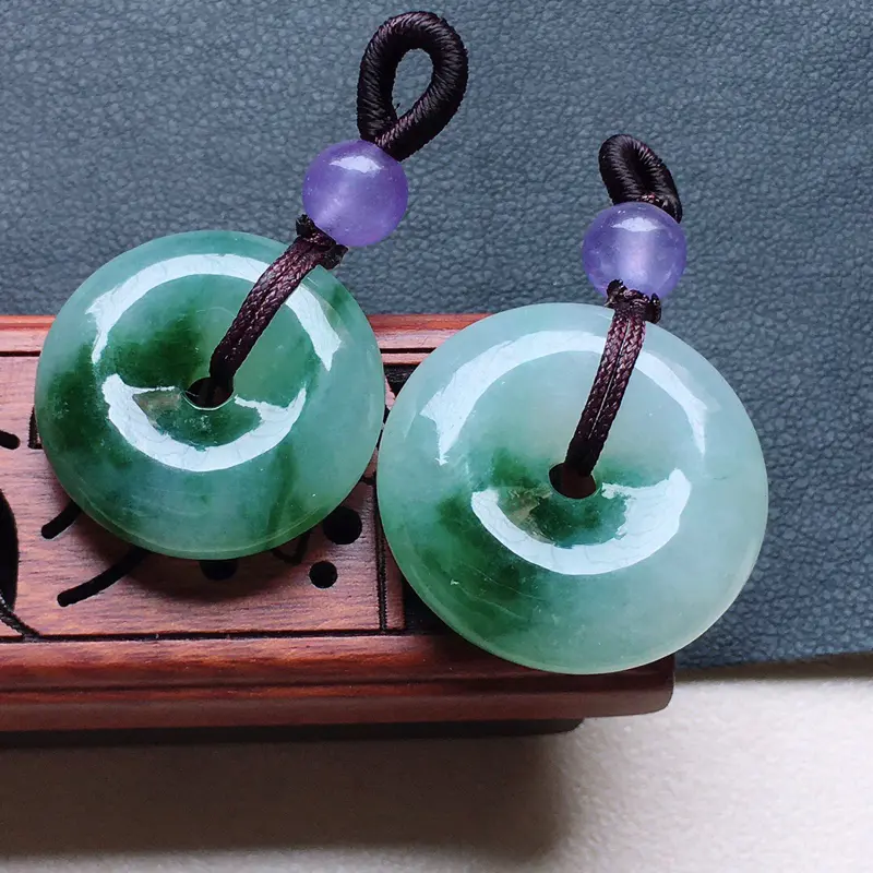缅甸翡翠带绿平安扣吊坠一对(顶珠为装饰珠),自然光实拍,玉质莹润