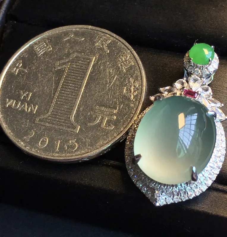 高冰带底色蛋蛋吊坠,玉质细腻,料子干净,莹润光泽,冰润通透,种水一流