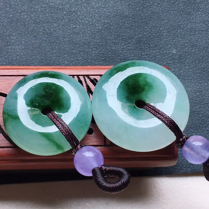 缅甸翡翠带绿平安扣吊坠一对(顶珠为装饰珠),自然光实拍,玉质莹润